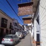 Sucre - la rue des avocats (si les affiches au Qc pourraient redevenir aussi petites et en bois se serait bien)