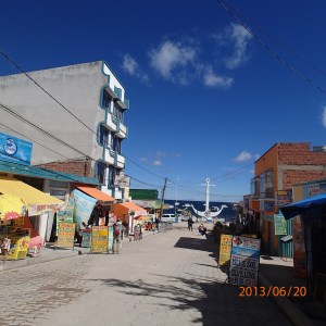 Copacabana - la principale rue vers le lac Titicaca avec une petite partie des commerces
