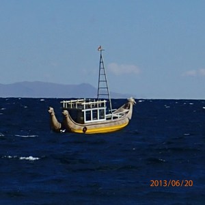 Copacabana - Un type d'embarcation particulier semblable à un catamaran amarré.