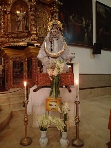 Copacabana - À l'intérieur de la cathédrale, la " Virgen de la Candelaria" dont l'on change les vêtements tous les 3 mois...( avec les dons elle pourrait changer de tenue 4 fois/an jusqu'en 2025!