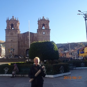 Puno - devant la place principale...contente la fille ...après l'achat des momies!