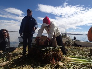 Uros - démonstration de la fabrication...ces îles sont bonnes pour 50 ans après il recommence!