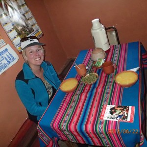 Amantani - diner chez notre famille adoptive dans la communauté Lampahuini soit celle du président touristique ...juste quelque seconde avant que je me fasse mordre!