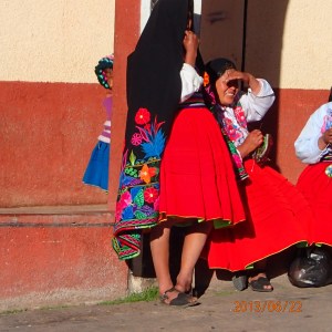 Amantani - le costume traditionnel de notre communauté ...que de travail de broderie sur leur "châle"