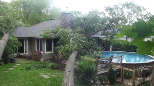 La piscine s'en sort encore une fois et que dire de la cheminée qui n'a pas tombée...chanceux dans notre malchance