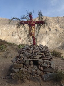 Arequipa - Tour au Cañon del Rio Colca: Traditionnellement une croix est montée à tous les ans par un des habitants qui s'est porté volontaire lors de la fête précédente (...boisson aidant) et s'occupe de toute l'organisation: boissons et bouffes et se fête à tous les solstices d'hiver