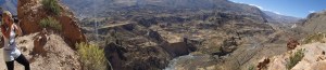 Arequipa - Tour au Cañon del Rio Colca: que dire de plus, je crois que c'est le début du Cañon suite à un glissement des plaques techtonique! (on est reparti vers un autre mirador après le lunch)