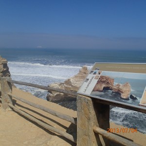 Paracas - Réserve: une photo du rocher similaire au rocher percé avant le tremblement de terre....les plaques techtonique de cette endroit se sépare de 2.5 mm par année! 
