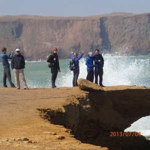 Paracas - Réserve...il demande aux gens de se tenir à 6m du bord car à tout moment ce bord mangé par la mer pourrait s'écroulée!...du dessus on ne s'imagine pas du danger... 