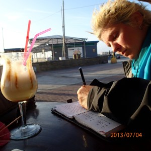 Paracas - On en profites pour s'arrêter un peu et se prendre un bon Piña Colada sur le bord de l'océan et pourquoi pas écrire un peu le journal de voyage, en attendant le coucher de soleil