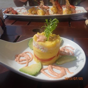 aracas - ...et voici une des assiettes de madame...un causa aux langoustines...quelques minutes plus tard :-) 