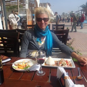 Paracas - et ma 2e assiette une salade de calamar...la madame ne se plaint pas: on est sur le bord de l'océan, il fait beau et quand même chaud, pis la bouffe et le vin est xcellent et en plus les assiettes sont belles et colorés! J'ai tu dit aussi qu'elle est avec son aventurier adoré! Que vouloir de plus:...une très belle avant dernière journée de vacances! 