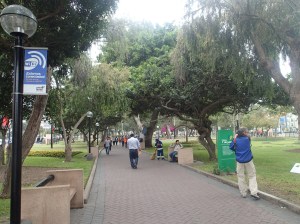 Lima - dans le parc Jf Kennedy et d'autres: le wifi est gratuit!....pas vite mais quand mêmegratuit! Quand chez nous à Montréal ceci sera disponible!