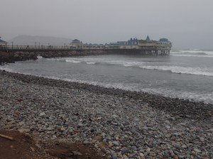 Lima - le resto Rosa Nautica...faut toujours bien qu'on aille voir si on peut se le permettre! C'est pas tous les jours qu'on pourra se permettre de manger au milieu d'une mer agitée entouré de surfeurs...Youpi Denis est finalement d'accord pour aller voir (c'est déjà un pas...)