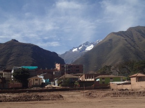 Cusco - A Urabamba...on voit la chaine de montagne de la Cordillère Blanche! Pourquoi blanche???