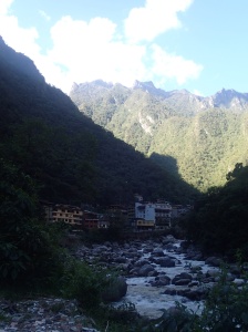 Cusco - Machu Picchu: la vile Agua Calientes longé par la rivière. C'est au retour qu'on a faillit manqué notre train passant qu'il n'était pas arrivé alors qu'il partait d'un point différent... 