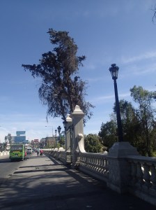 Arequipa - direction vers notre hôtel en passant le pont de la rivière