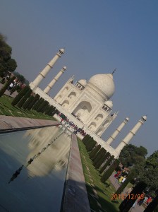 Le Taj Mahal tout de marbre et d'incrustation de pierres précieuse